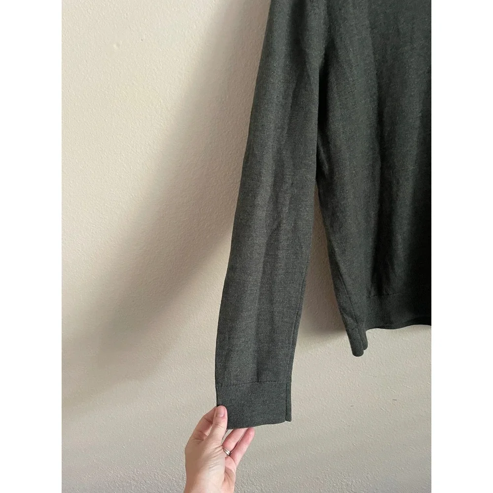 Banana Republic minimalist quiet